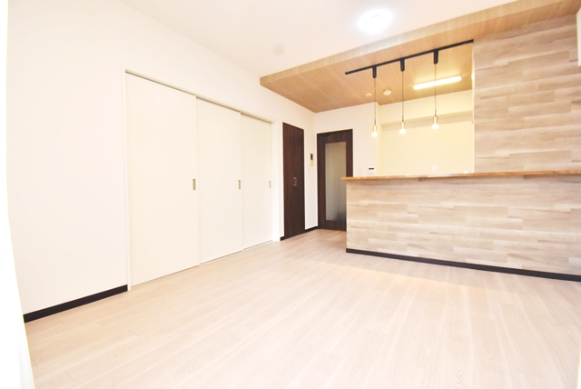 LDK部分。キッチンリニューアル新調。照明器具新設、建具新調、床・壁・天井全面貼替済です。