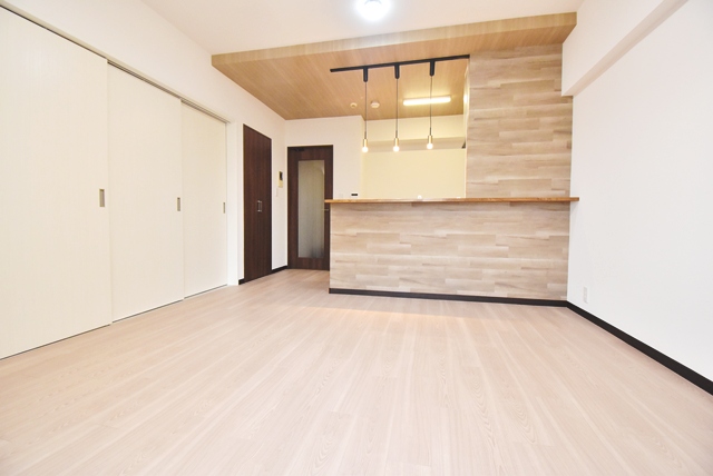 LDK部分。キッチンリニューアル新調。照明器具新設、建具新調、床・壁・天井全面貼替済です。