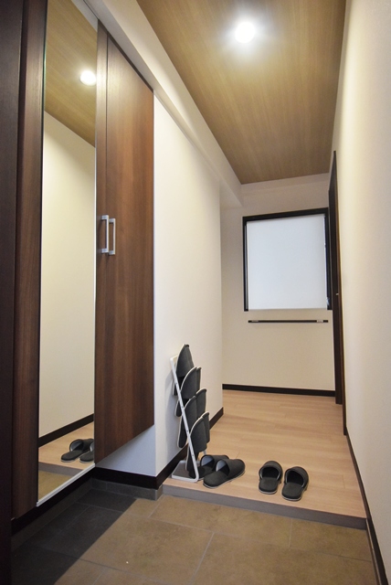 シューズボックス新調。床・壁・天井全面貼替、照明器具(ダウンライト)新調交換済