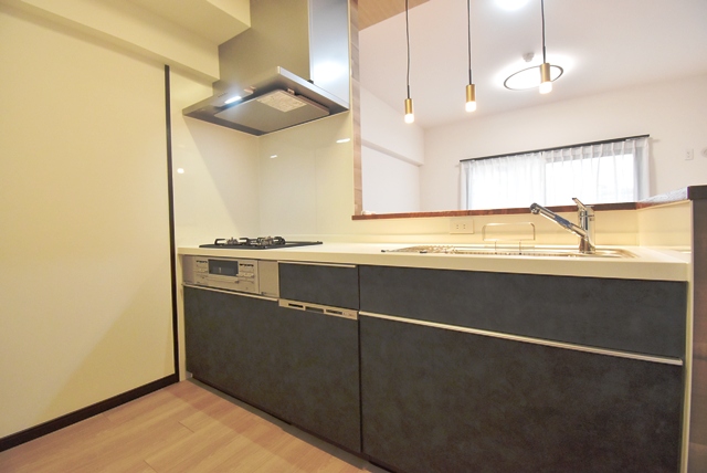 明るい、食器洗浄乾燥機内蔵のシステムキッチンへリニューアル。照明器具新設、建具新調、床・壁・天井全面貼替済です。