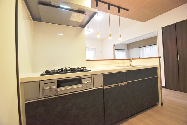 明るい、食器洗浄乾燥機内蔵のシステムキッチンへリニューアル。照明器具新設、建具新調、床・壁・天井全面貼替済です。