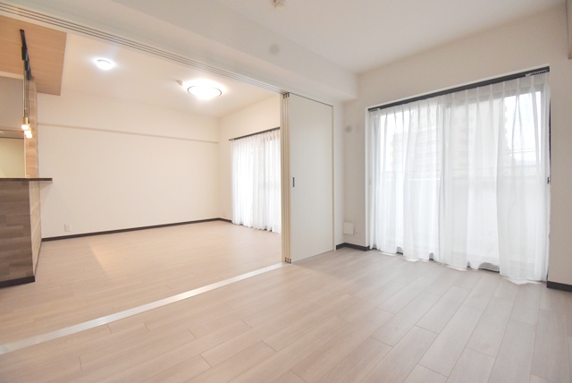 バルコニー側洋室部分。今回、新築時和室だった部分を洋室に間取変更。建具新調。床・壁・天井全面貼替。収納戸の為、写真のように広げれば、約18.5帖のLDKにもなります。