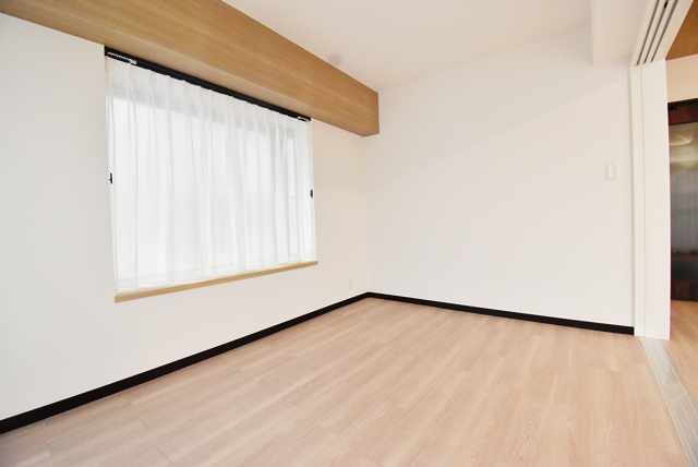 バルコニー側洋室部分。今回、新築時和室だった部分を洋室に間取変更。建具新調。床・壁・天井全面貼替。