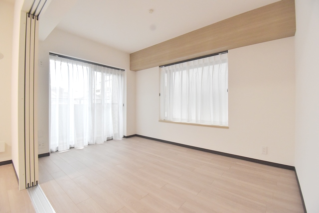 バルコニー側洋室部分。今回、新築時和室だった部分を洋室に間取変更。建具新調。床・壁・天井全面貼替。