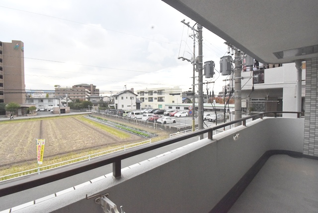 バルコニー前は田んぼです。眺望にも日当たり良く、開放感が感じられます。