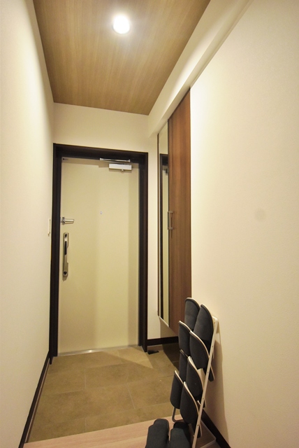 シューズボックス新調。床・壁・天井全面貼替、照明器具(ダウンライト)新調交換済