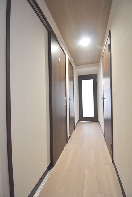 シューズボックス新調。床・壁・天井全面貼替、照明器具(ダウンライト)新調交換済