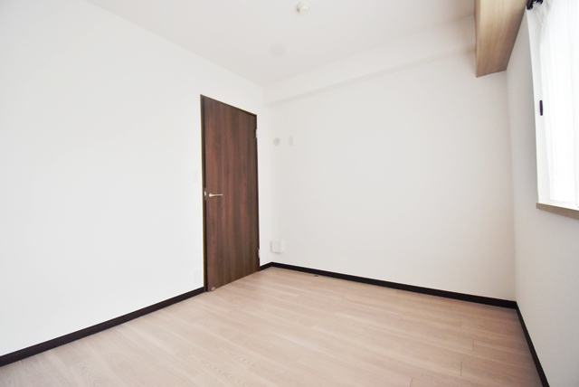 玄関側洋室部分。建具新調、床・壁・天井全面貼替。二面採光の洋室です。