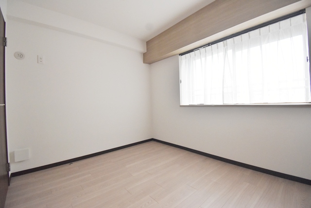 玄関側洋室部分。建具新調、床・壁・天井全面貼替。二面採光の洋室です。