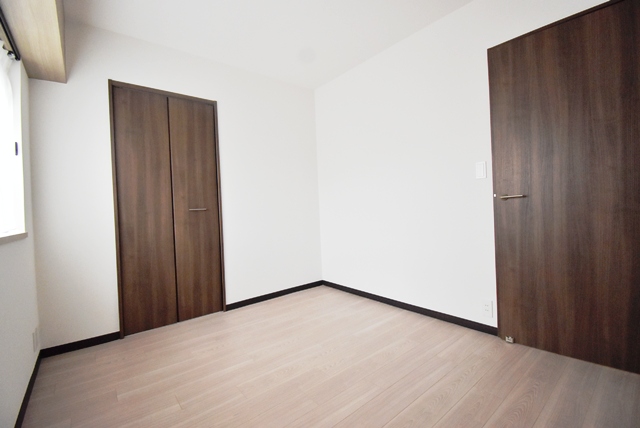 玄関側洋室部分。建具新調、床・壁・天井全面貼替。二面採光の洋室です。