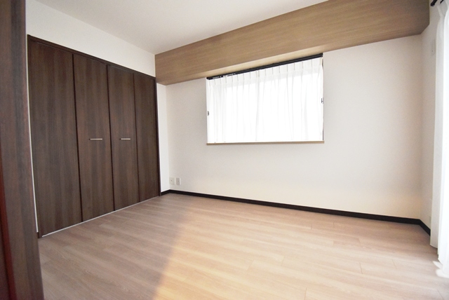 中洋室部分。建具新調、床・壁・天井全面貼替。二面採光の洋室です。