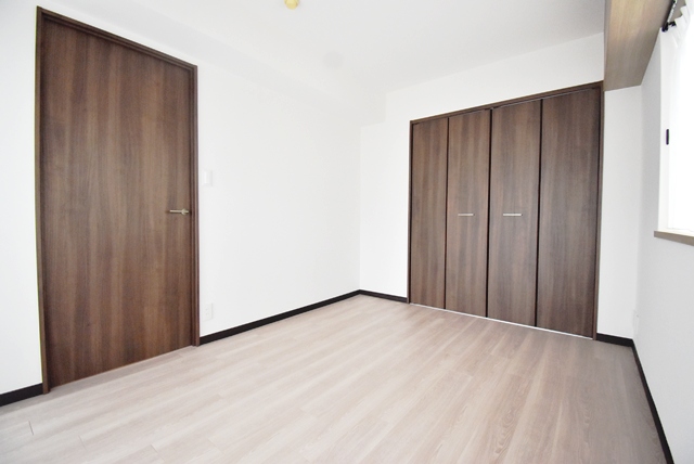 中洋室部分。建具新調、床・壁・天井全面貼替。二面採光の洋室です。