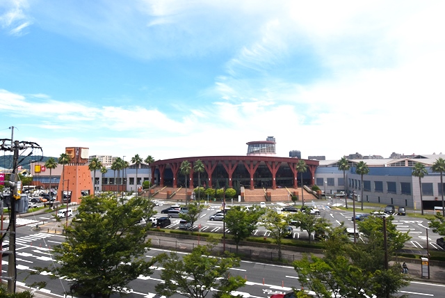 玄関口からの眺望です。目の前にイオンショッピングモールが所在しています。