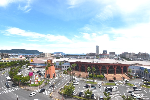 玄関口から海も見えます。