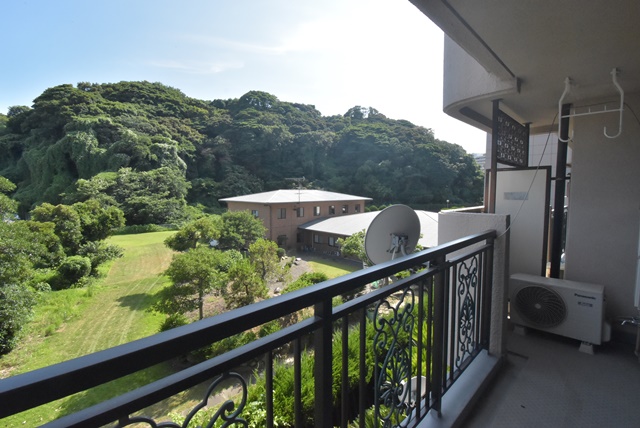 バルコニーからの眺望です。緑に囲まれた季節感のある眺望です。バルコニーから愛宕神社も見えます。