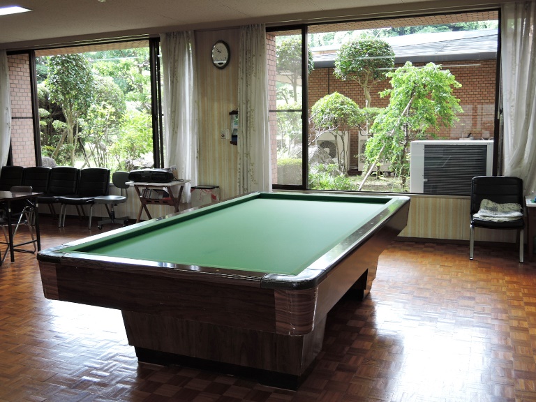 入居者の皆様がご利用できる多目的ホール、娯楽室。初心者大歓迎のビリヤード・卓球台・マージャンルーム、カラオケ完備。