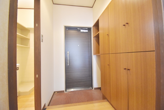 2025年7月に玄関扉全戸新調交換済。玄関口に物入、下駄箱有。多くの私物を収納でき、大変重宝します。