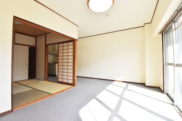 床面はカーペット敷。現況有姿渡しです。