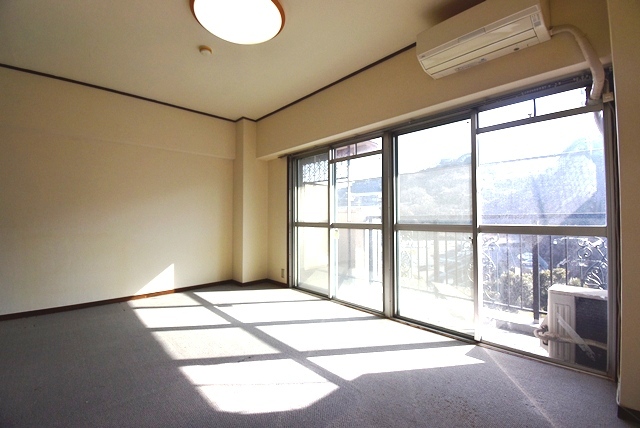 現況有姿渡しです。照明器具・エアコンも付けてお渡しいたします。