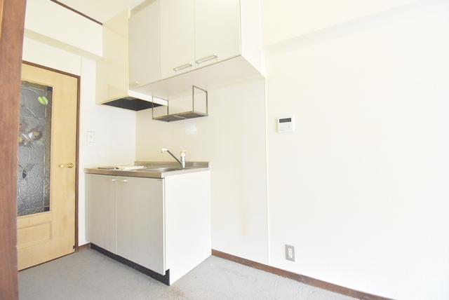 キッチン部分。キッチンは1度新調交換しています。現況有姿渡しです。