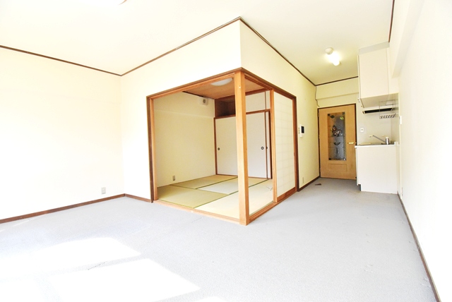 床面はカーペット敷。現況有姿渡しです。