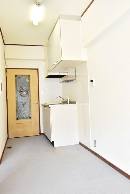 床面はカーペット敷。現況有姿渡しです。