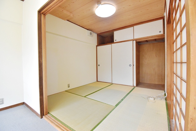 和室部分。現況有姿渡しです。綺麗にお使いでしたので、傷みはあまりございません。