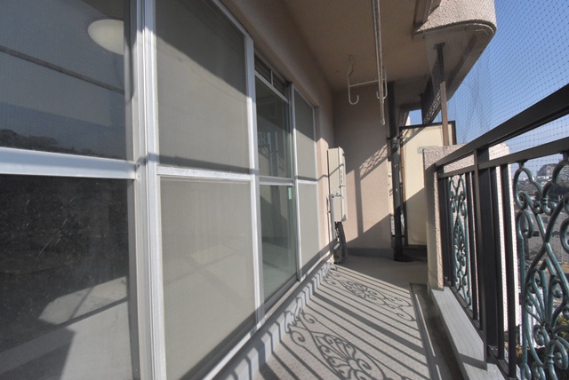 バルコニー部分。採光の良い、明るく、開放感のある、南向きバルコニーです。